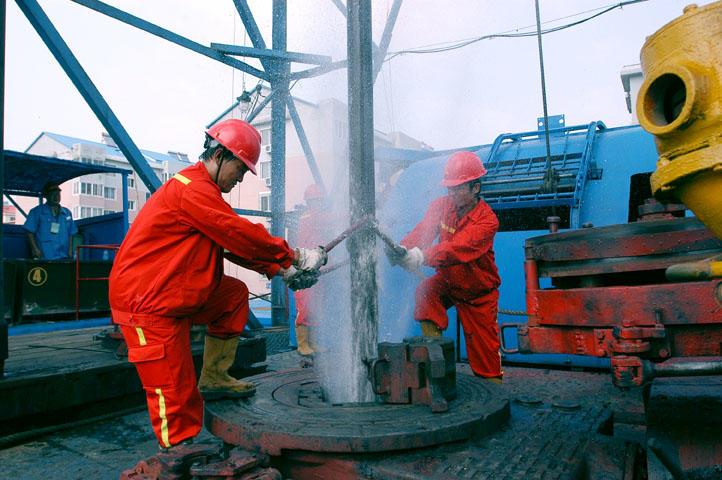 突遇井喷.钻井班组沉着迎战