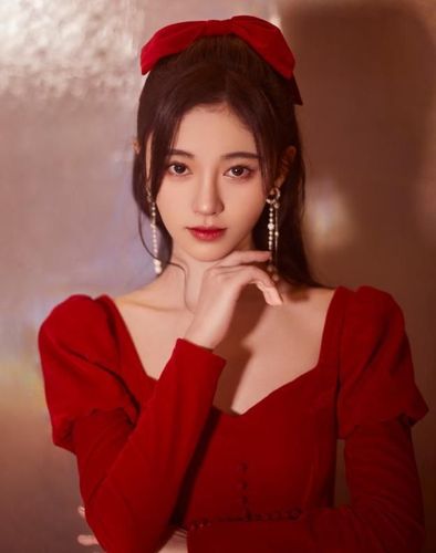 鞠婧祎14岁青涩旧照看清原生颜值后整没整容不言而喻