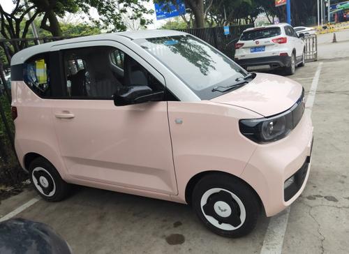 放弃高尔夫,小姐姐提台五菱电动车,好看又好开,关键只