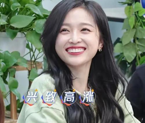 吴宣仪变土"6宗罪"绑带袜,亮片鞋就算了,看到她的牙真忍不了