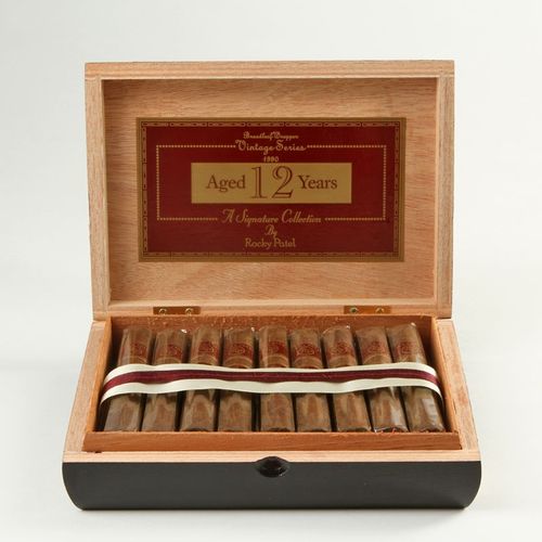 rocky patel vintage 1990 petit corona