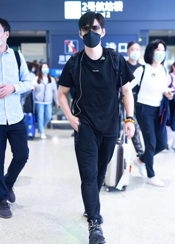 男明星衣品也不差严屹宽头戴黑色鸭舌帽穿搭时尚又帅气