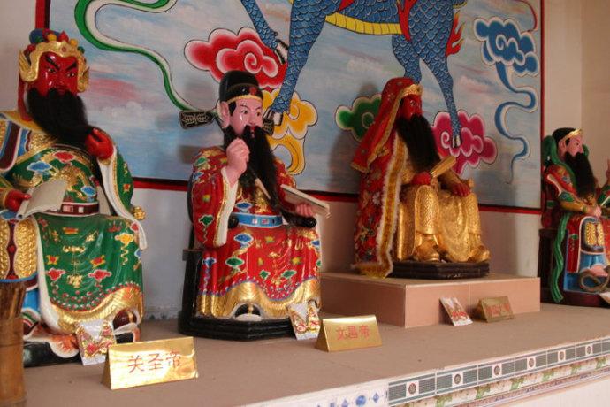 正殿奉祀康皇大帝,文昌帝,关圣帝,北帝,华光大帝