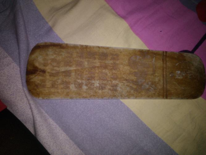 请专家或藏友帮忙鉴定一下这两件物品真伪和价格,先谢谢您了~玉笏板和