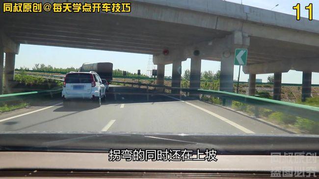 这个弯道的弯度还是比较大,拐弯的同时还在上坡,两辆小型车都行驶在