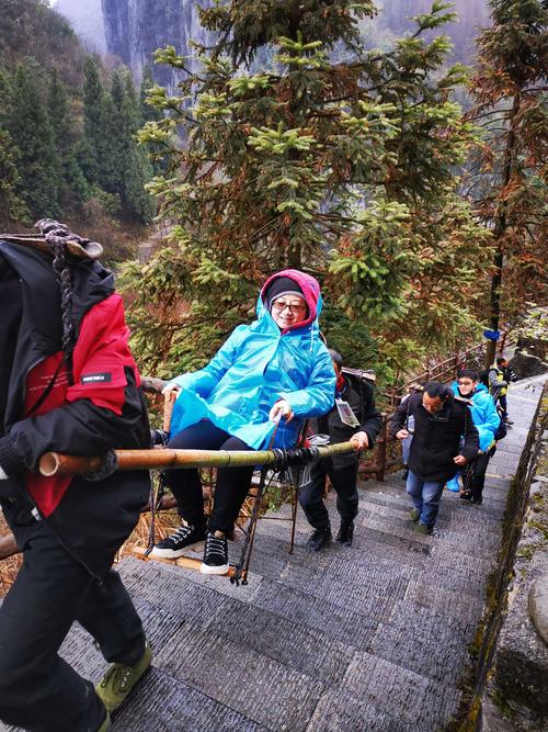 滑竿,是一种古老的交通工具,在中国江南各地山区广泛分布,… ……我们