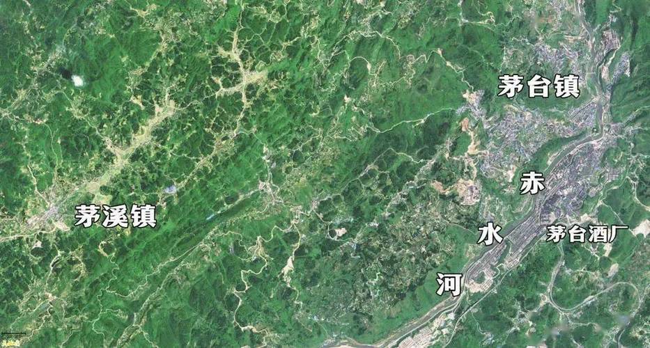 位于贵州高原西北部,与川南紧密相邻,大娄山脉将茅台镇层层包裹,四面
