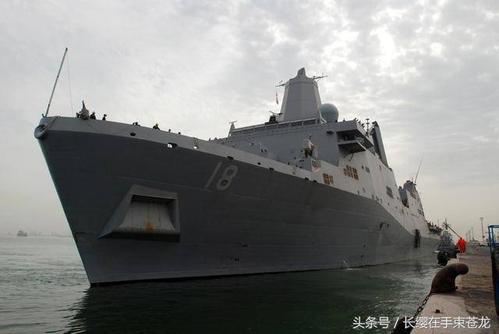 在连接波斯湾和阿拉伯海的霍尔木兹海峡与美军"新奥尔良号"两栖船坞