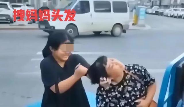 女儿为了要零花钱去玩,撕扯妈妈的包,妈妈不给,直接揪头发拽耳朵,看