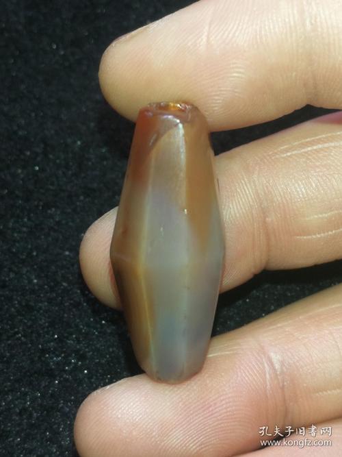 千年玛瑙多楞管珠,直径13.1mm-14.1mm,对孔32.3mm.