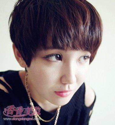 女生包头蓬松短 烫发发型