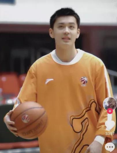 会打篮球的男孩子年纪大了也帅!辽宁篮球队的主教练杨鸣就是例子