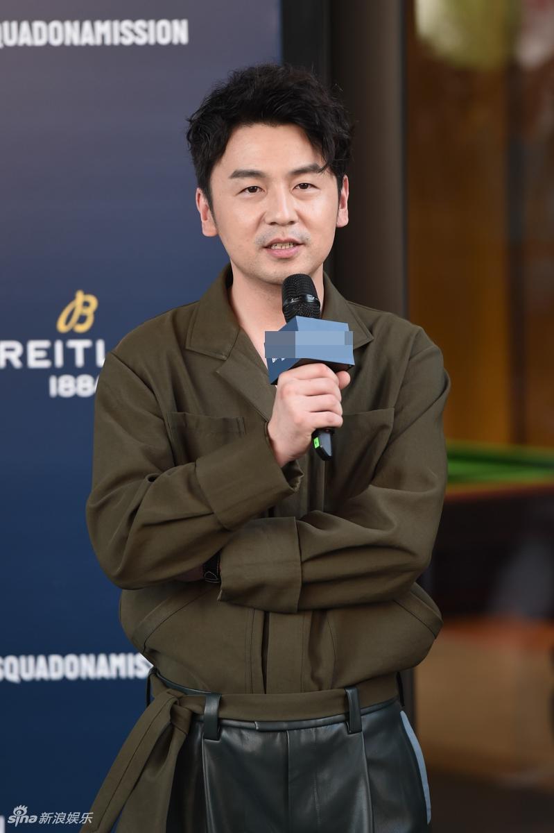 组图:雷佳音大热天穿皮裤妥妥型男范 露标志性笑容憨气十足