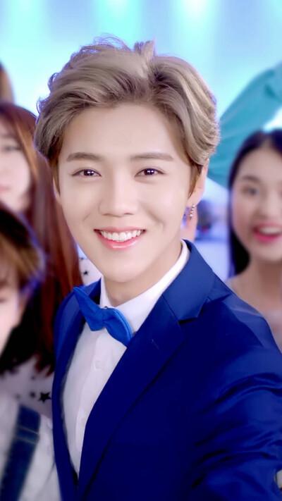 鹿晗(lu han),1990年4月20日出生于北京海淀区,中国内地男演员,歌手.