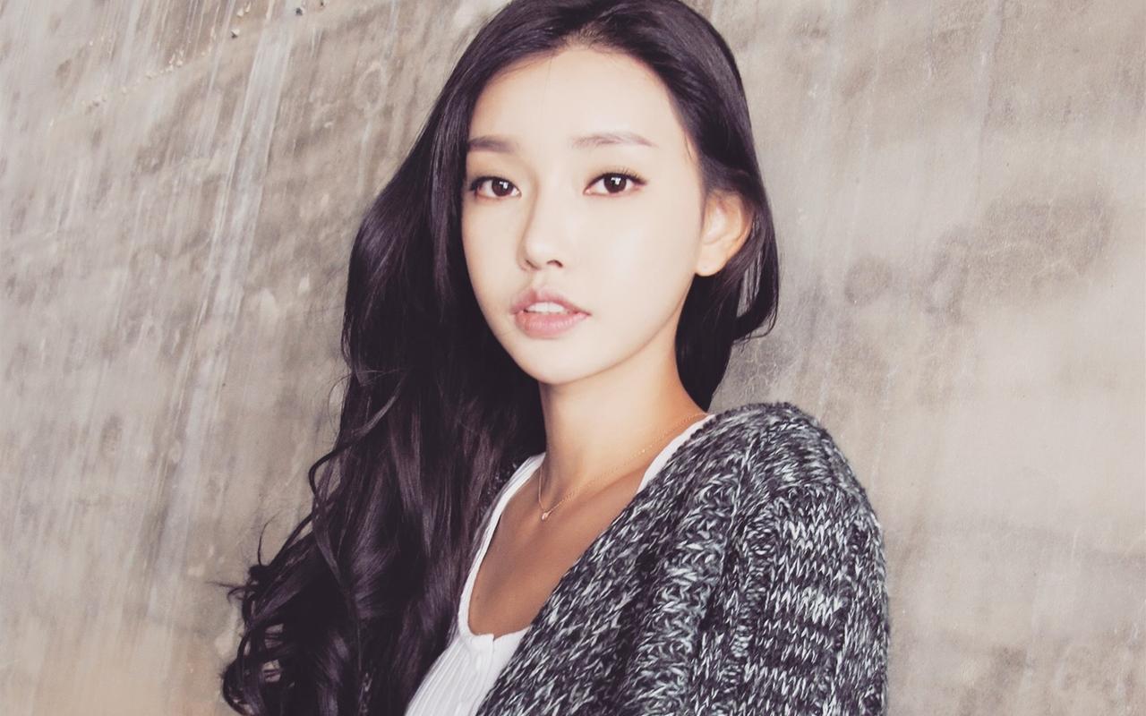 童菲美女明星性感时尚写真电脑桌面壁纸