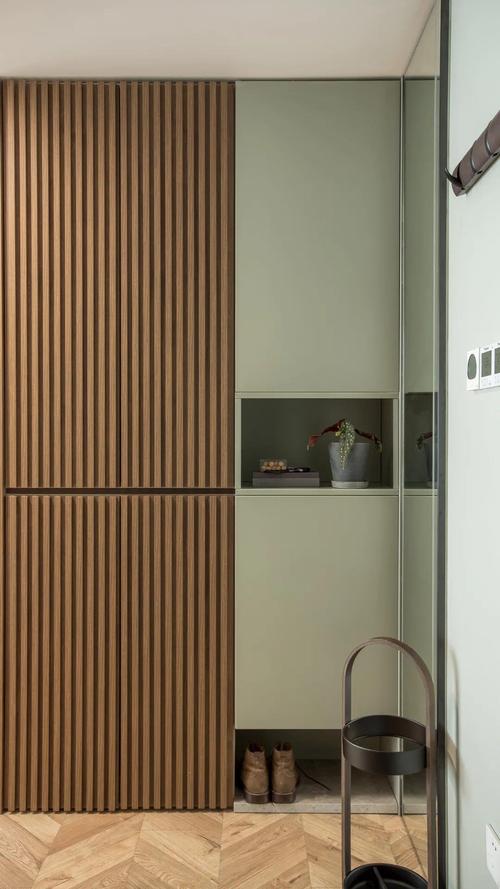 两种颜色搭配的柜体让空间更丰富 左边柜门用木格栅板装饰,丰富