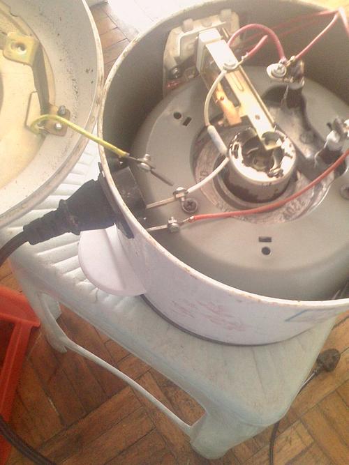 我的半球电饭煲线脱开了,下面是电饭煲图,高手们帮忙指点指点呀,三条