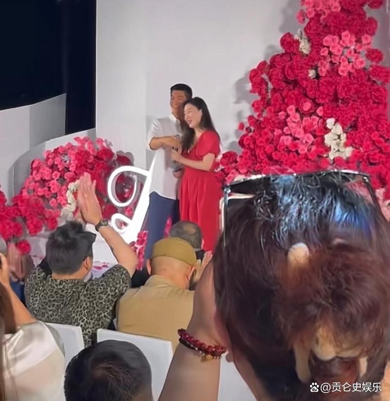 霍思燕携杜江参加闺蜜婚礼,知名导演张一白也在,并上台致辞