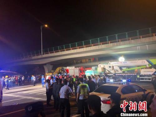 江苏无锡高架桥坍塌事故:现场已出动大型吊机施救