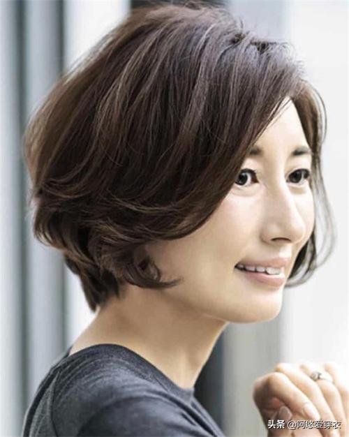 会烫发才不显老给40岁以上女人的发型建议色浅卷大齐肩