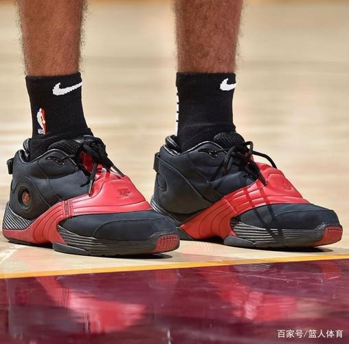 nba球员上脚:艾弗森经典战靴来了,《圣诞精灵》球鞋很