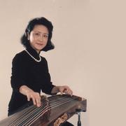 古筝名家项斯华少时入上海音乐学院附中,专修钢琴多年.