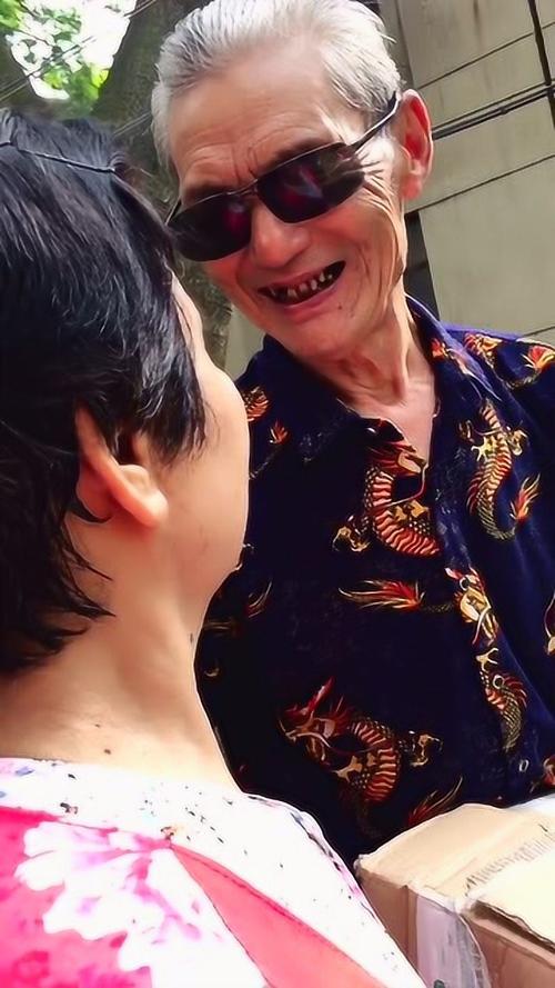 1080p蓝光画质 三倍流畅播放 4k超清体验  00:39   老头子撩妹,最后怒