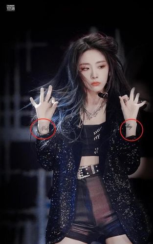 喻言穿露腰装出席活动,贴胶布遮盖满背纹身,年少轻狂后悔了?