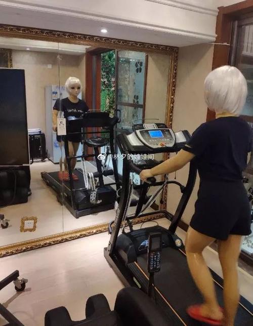 活人被驯化成乳胶衣娃娃,真相令人细思极恐