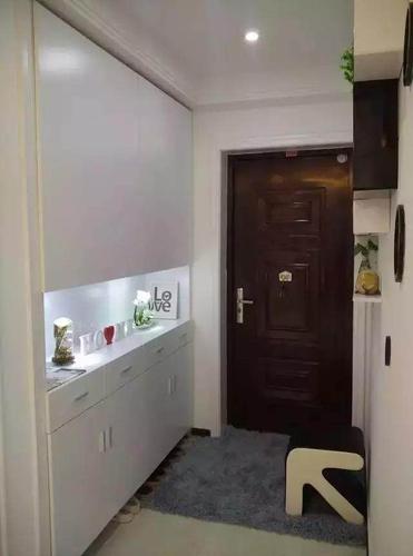 这是入户门旁边做了个玄关柜,柜子底下留了个空位用来放鞋子.