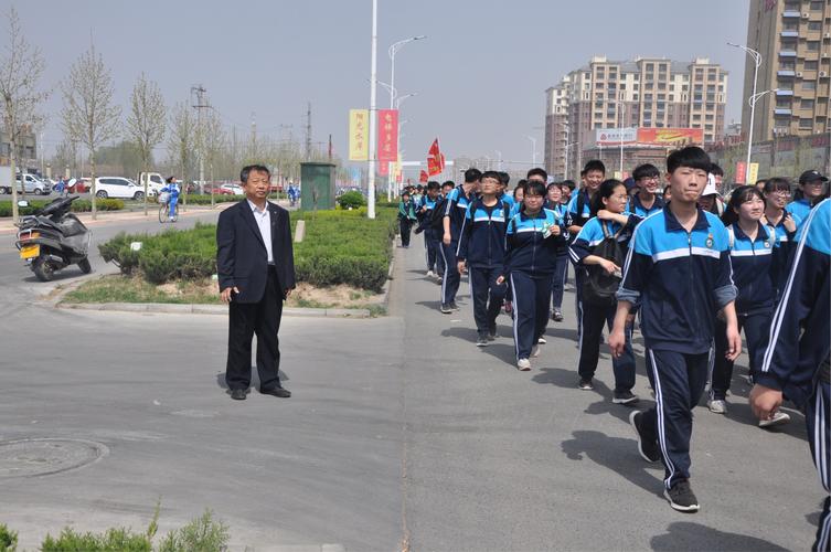 夏津第一中学"清明远足,缅怀英烈"活动行进途中