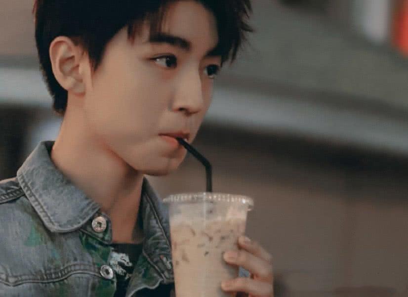 国外偶遇王俊凯街头喝奶茶,对路人做出这个举动后,让网友路转粉