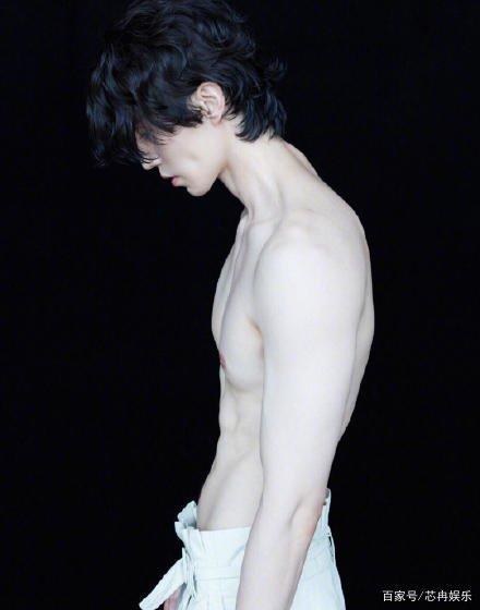 《九尾狐传》中李栋旭大秀好身材,粉丝大饱眼福,男士