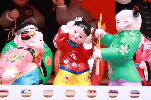 栩栩如生的泥塑放鞭炮的孩子,瞧他们玩的好开心,象儿时的我们.
