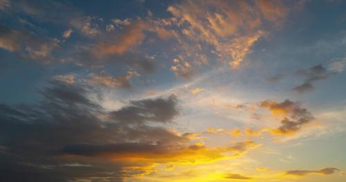 首页 视频素材 实拍视频  云雨水火  4k黄昏动态天空001