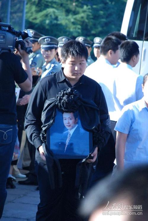 [我真]人民网原标题:组图:罗京之子神情悲痛 抱遗像缓步走向灵堂