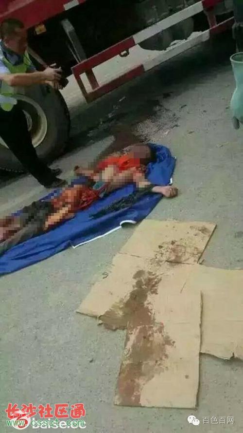 广西田东一男子惨烈车祸 摩托车遭大货车碾压 结果惨不忍睹!