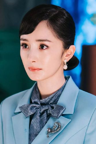 别光顾盯着杨幂的身材,她戴的珠宝才叫精彩!_耳环