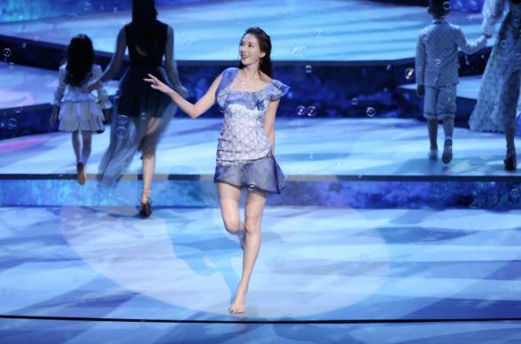 林志玲《我的新衣》一秒变装 轻纱短裙登场双腿修长