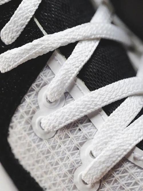 双排的圆形鞋带孔是一个创新,10个鞋带孔可根据脚型需求自由选择系带