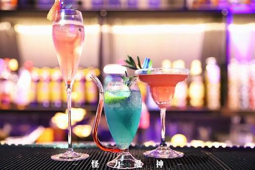 火遍厦门的抖音网红酒吧,就藏在中山路里