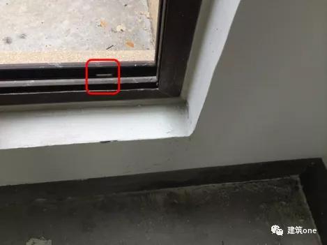 副框安装(如有副框形式)→检查外观质量,固定质量,核对批号→补贴保护