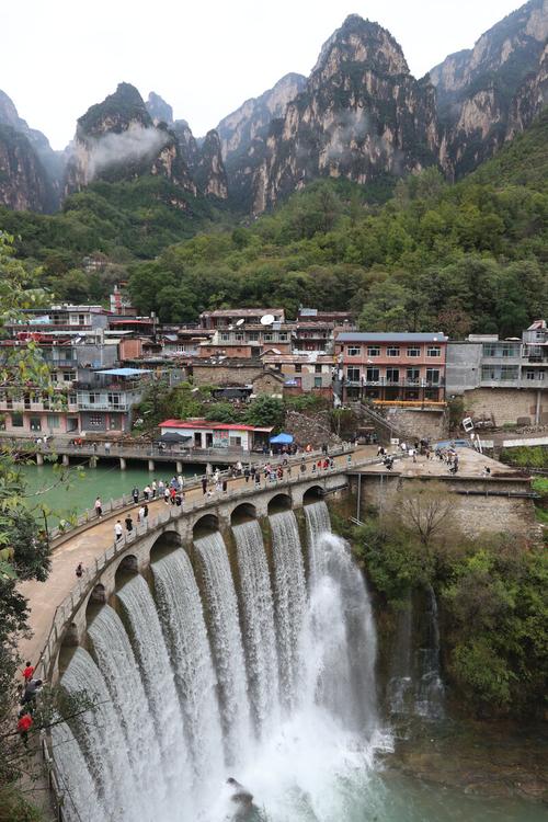 山西平顺井底村太行天路变身脱贫路