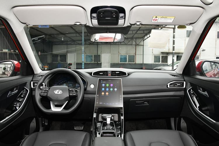 北京现代ix25的内饰布局简约大方,设计也符合年轻人的审美