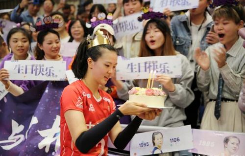 江苏女排的球迷为张常宁送上了生日蛋糕和鲜花.