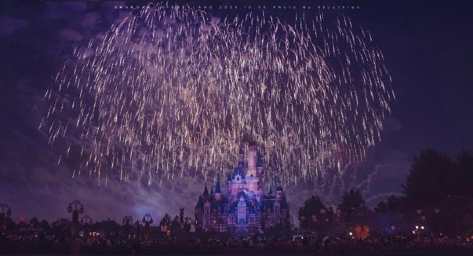 上海迪士尼#这算是冒着生命危险拍的万圣节烟花了吧99,太美了.