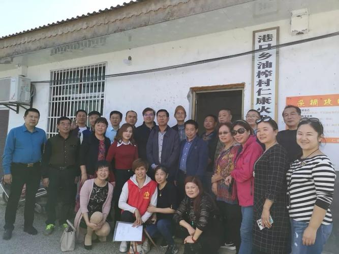 会友企业家驱车200多公里,专程到民建湖北省委扶贫点崇阳县港口乡油榨