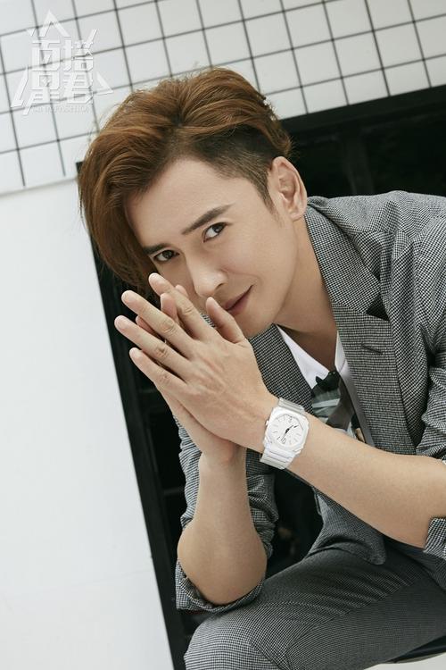 娱乐 正文  近日,实力演员韩栋曝光了一组最新时尚大片,镜头中,他以浅