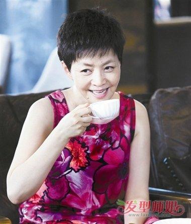 宋丹丹斜梳烫短发发型