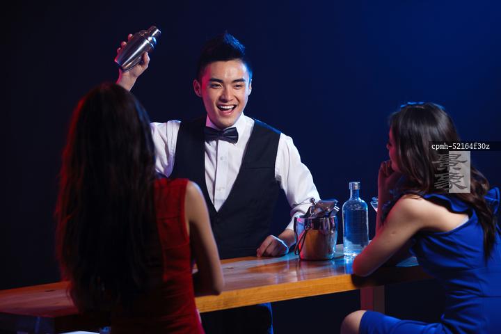图片标题:     酒吧里的调酒师 图片编号:     cpmh-52164f30z 授权